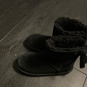 Big Girls size 4 black UGG kookaburra boots.  Super comfy.